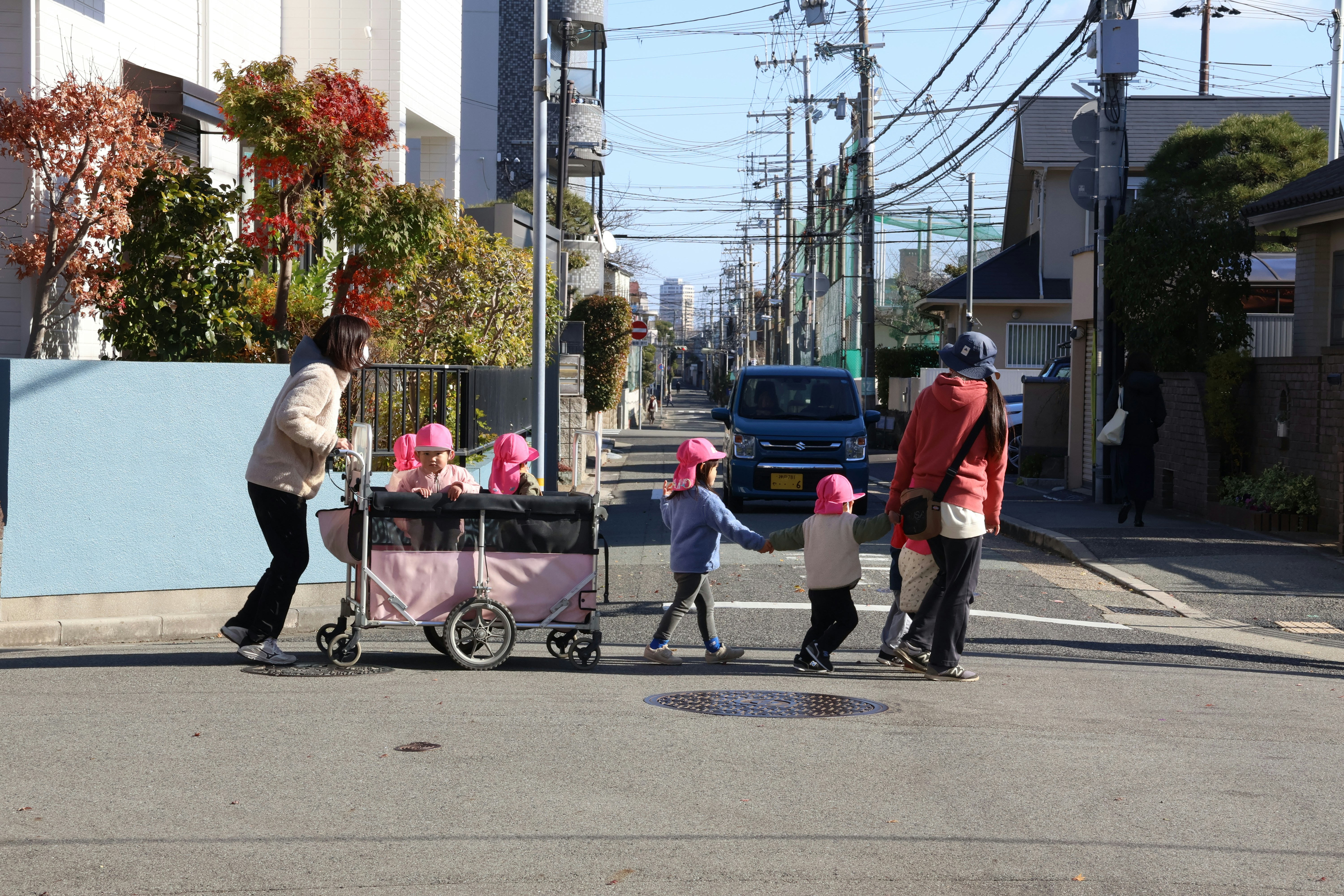園庭で遊ぶ子どもたちの様子