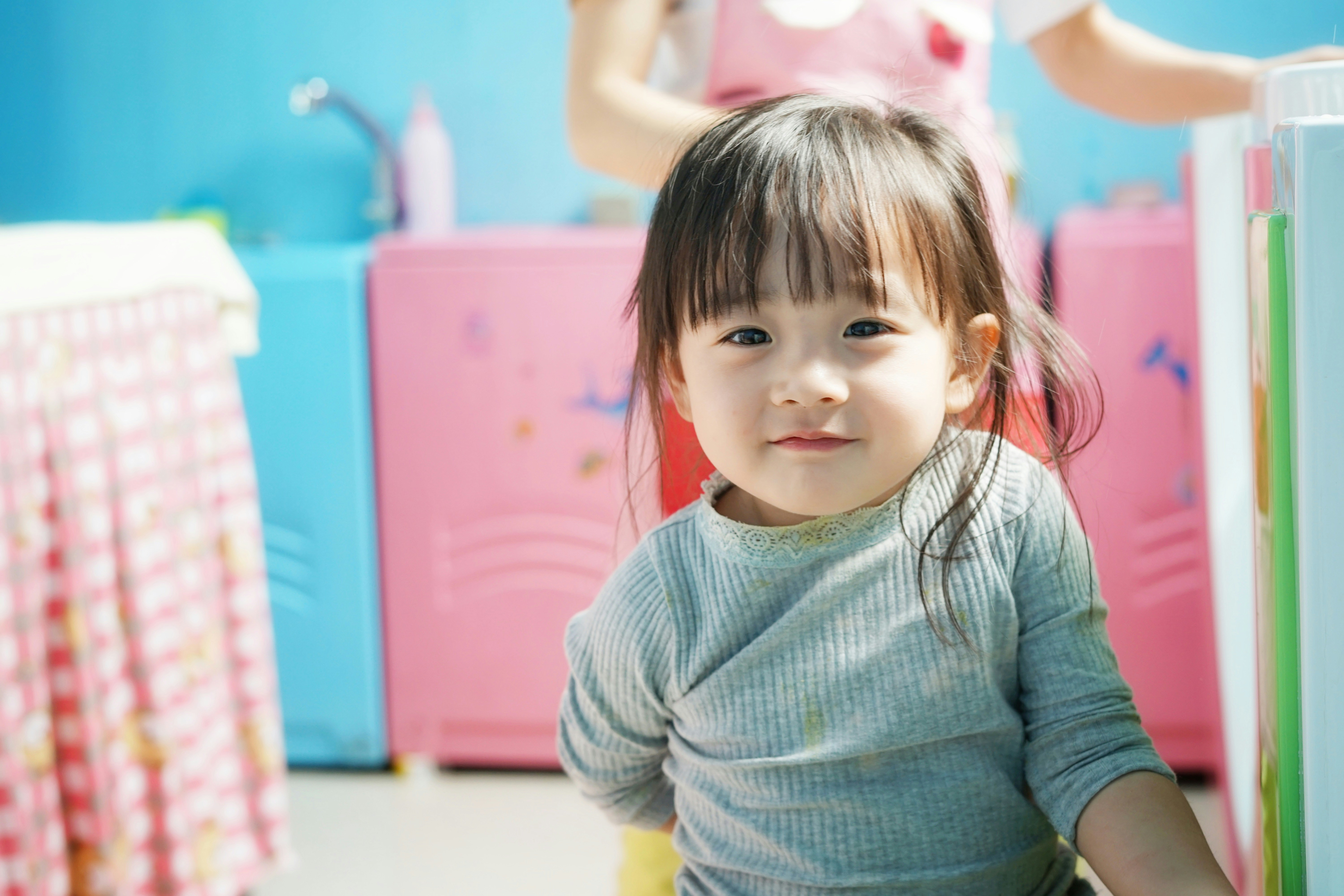 にじいろ保育園の外観と子どもたちの様子